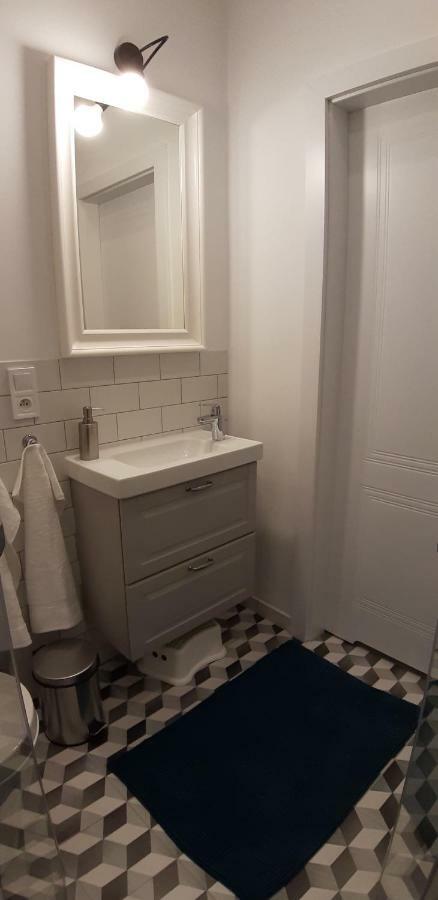 Three Bards Apartment *